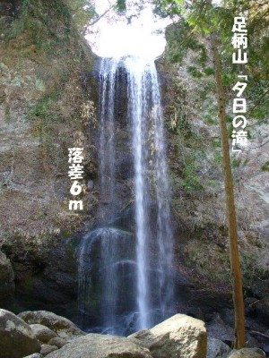 足柄峠の途中に有る滝は水の量が増えればなかなかの景観、滝の下流にはキャンプ場！