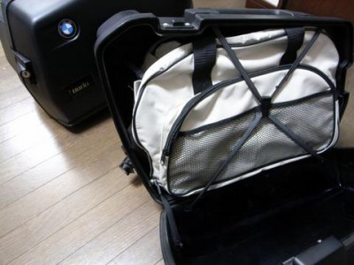 社外？インナーバックというより、パニアにぴったりのサイズのバッグです、横の靴入れ？の部分の蓋内側にインク汚れのようなものがあるので（外からは見えません）格安左右1セットで4200円です、うち200円は交通遺児チャリティーに寄付させていただいてます?最後の１セット
