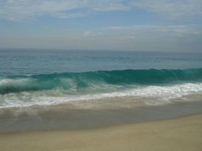 この波を地元の小僧どもがビーチサーフィンとかいう変わった板で上手に乗りまくっていた。