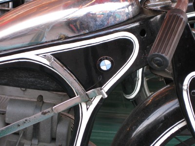 エンブレムは七宝焼きタイプのもの。BMWから提供されているのでしょうか？