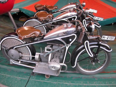 移動メリーゴーランドのバイクはRです