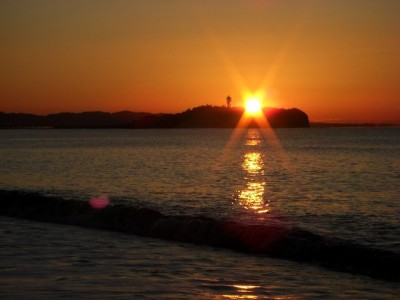 撮れたての江ノ島からの初日の出でございます。呑んだくれてないで願いを込めて祈りましょう！