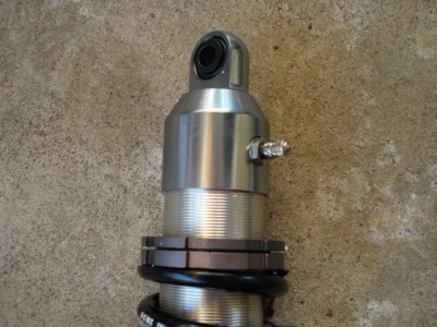 DSC00611.JPG (144.85 KiB) 閲覧された回数 2666 回 下にはシリンダー内に封入するガスのニップルが