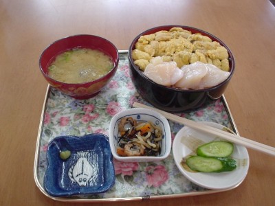 大盛りでも同じ値段のうにだけうに丼。これは大盛りです