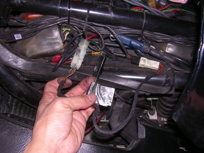 DSCN0043.jpg (113.17 KiB) 閲覧された回数 7171 回 この写真はコネクタを引き出していますが、引き出す前から見えていました。<br />お探しのコネクタは、真ん中の黒いヤツですよね?