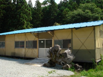 見てくれはバラック飯場だが・・・雨風しのげりゃテントよりはよっぽどましだ。