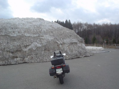 大量に雪が残るSA。まじすかと思った