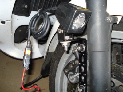 DSC01575.JPG (146.07 KiB) 閲覧された回数 11821 回 割と小ぶりだ。K11OGでインプレがあって、同じように「フロントブレーキキャリパーの固定ボルトを利用してつけてみた。