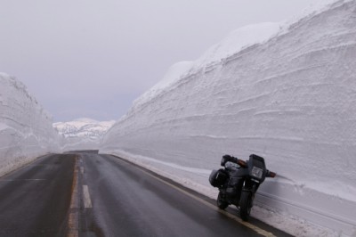 アスピーテラインの雪の壁。<br />通ったのは２日ですが、１日まで通行止めだったそうです。<br />４月中旬に開通したのに、その後でまた雪がふってしまったそうで。