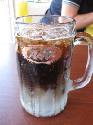 IMG_2106.JPG (81.16 KiB) 閲覧された回数 9661 回 残念ながら、私はルートビアはダメなので、コーラです。でも見た目は一緒?