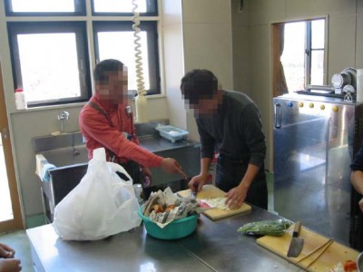 掻き揚げの玉ねぎの切り方にダメ出しされるFLATさん、あーこれで今年も独り立ちダメか？
