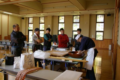 ガタイのいい人たちが並んで腕組むと迫力ありますね・・・
<br />「おら、さっさと打たんかい！！」　（宇祖）