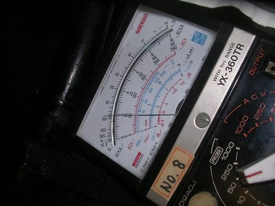 １２Ｖあるはずの電圧が時々９Ｖ以下に。<br />あまたの２Ｖ乗りを悩ませてきたキースイッチの接触不良が犯人！！と、このときは勝ち誇ったような気持ちだったのですが。<br />　