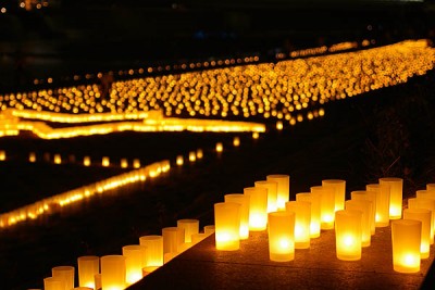 candle03.jpg (61.46 KiB) 閲覧された回数 12011 回 ものすごい数のキャンドルが並べられています。
<br />当然、消えるヤツもでるので、ボランティアの人がチャッカマンを持ってあちこちに待機しています。