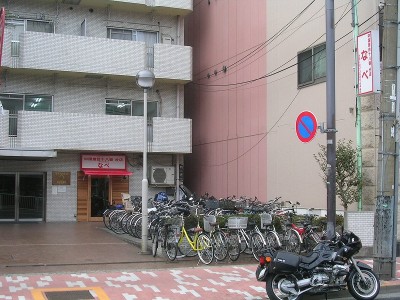 看板は道からもよく見えます。<br />赤い屋根をくぐって入店。背の高い人は頭をぶつけないように注意してくださいね！<br />　