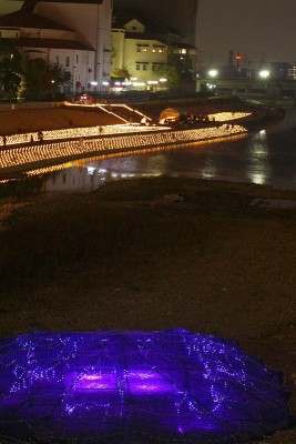 candle02.jpg (88.77 KiB) 閲覧された回数 12010 回 手前が発光ダイオード。次々と色が変わります。