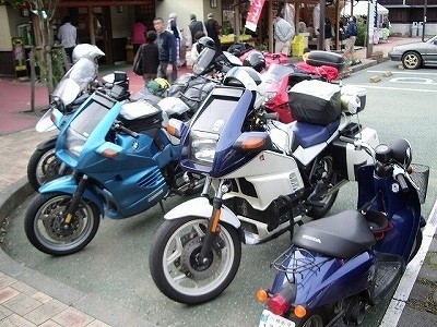問題はこれ！。いろいろいるなぁ。原付は誰だ？