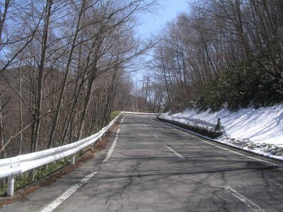 長峰峠あたり。全く問題ない路面でした。<br />気温は一気に上がってきました。<br />　　