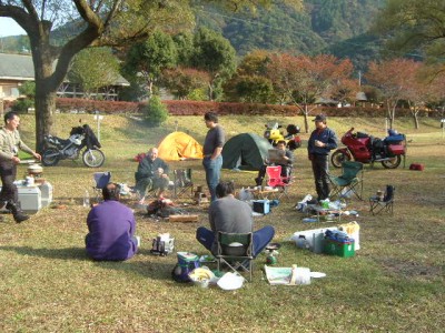 昨夜の呑み疲れか・・これからの走りへの充電か・・まったりとした朝のひと時。