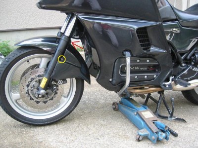 IMG_6919.JPG (100.88 KiB) 閲覧された回数 8357 回 赤矢印の先のボルトのみで止まっていた。<br />サイドにある黄色矢印のボルトは?