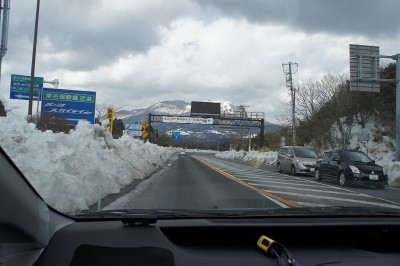 箱根峠、箱根新道入り口付近。路肩の雪はかなり残っていますが、路面に雪はありません。路面もそれほど濡れていないので、早朝など冷え込む時を避ければ大丈夫でしょう。