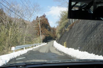 修善寺から亀石峠に抜ける県道80号。路肩の雪が多いのでほぼウエット、朝晩は凍るでしょう。道幅も狭くなっているので、対向四輪に幅寄せされると結構危険。<br />　