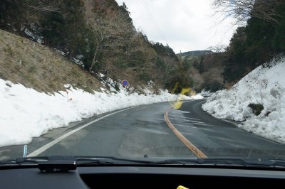 土肥から修善寺に抜ける国道１３６号。雪は多いですが、朝晩でなければ通れるでしょう。