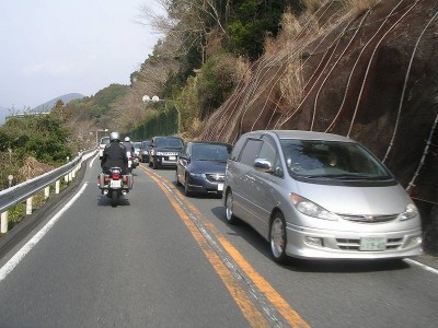 ループ橋手前、大渋滞の反対車線を横目に涼しい顔で走行する杉さん。顔は写っていませんが。(笑)<br />　