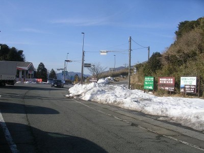 箱根峠、路肩の雪は残っています。路面はほぼドライですが、ところどころ濡れているところがあります。早朝深夜でなければ大丈夫でしょう。<br />　