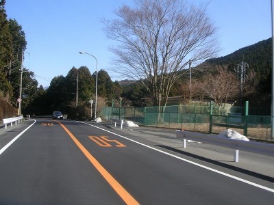 土肥から修善寺に抜ける国道１３６号。路肩の雪はほとんどなし。<br />　