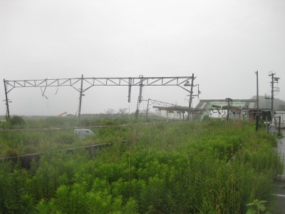 140719破壊されたままのＪＲ駅(線路内にクルマ放置)