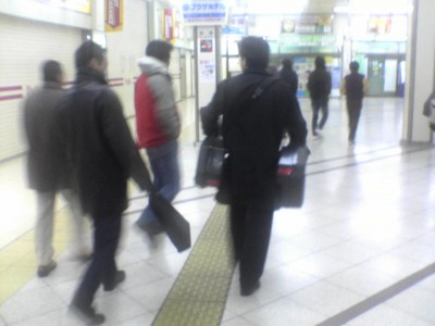 シティーケースをぶら下げて帰宅する○×てつ氏。