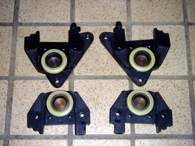 キャリパーOHキットのダストカバーは普通の黒いゴムだったのですが、キャリパーを外して洗っていくと・・・なんか白い物が？
<br />
<br />最初フルードがもれて水か何かと混ざっているのかと思ったのですが、白いダストカバーが付いていました。
<br />
<br />珍しかったので、一枚ぱちり（笑）