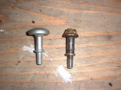 左は交換用に購入した新品。
<br />右は抜いたもの、六角の頭に溶接の残骸が残っていてボルト頭がテーパーになっています。