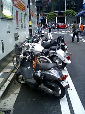 ＬＡＯＸザ・コンピューター館裏
