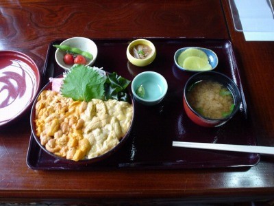 中村屋さんSPうに丼．左側がばふんウニ