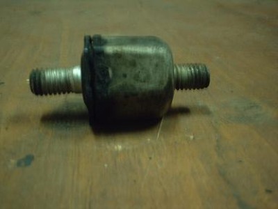 正常な状態はこのように金属ケースの中にゴムが充填された一体部品だと思われます。
