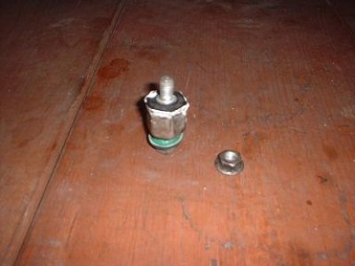 アブソーバは接着剤でくっつけました。