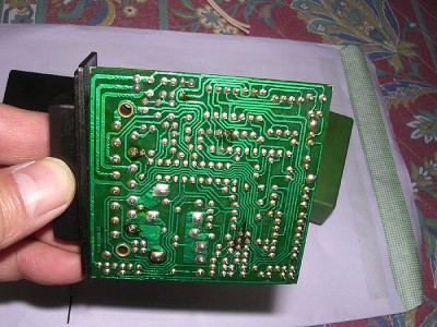 フラッシャーユニット基板裏側。<br /><br />パターンが凸凹になっているところがありますが、特にダメージはなさそう。