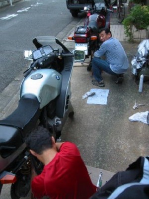 2台並べて、整備競争？