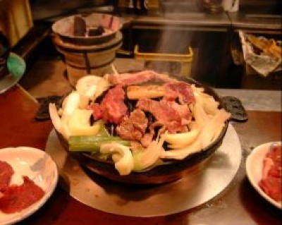 柔らかいラムと玉葱だけのメニュー。これにニンニクと唐辛子をたっぷり入れて食すべし。
