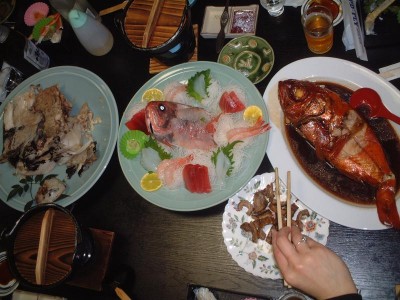 初日の夕食。(左から)マグロかま焼き、地魚刺身盛、金目鯛の煮付。食べ切れなかったよぉぉぉぉ！