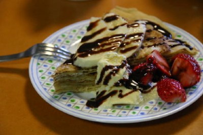 ちょっとデコレートすればもう、お店のクレープと遜色ありません。これにミントの葉でものせれば1500円頂きます・・・。となるはずだが。