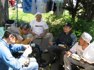 みんなで昼食の図