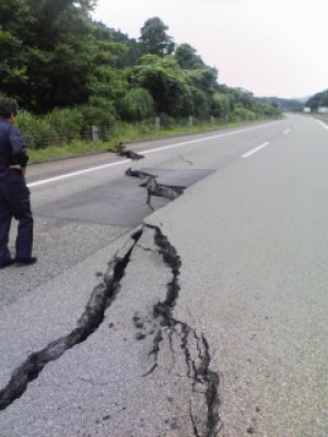 地割れした北陸道です。<br />この後これを乗り越えていきました。