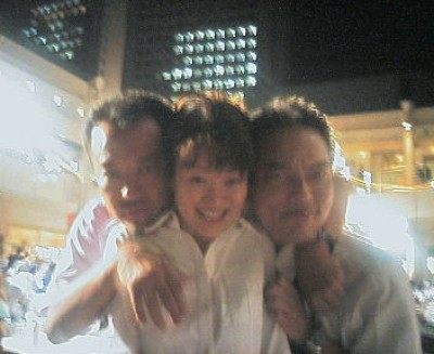 謎のトリオ（無修正）
<br />H氏の右手に注目