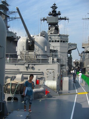 護衛艦甲板上の54口径5吋速射砲。アスロック発射装置は後方で見えない。